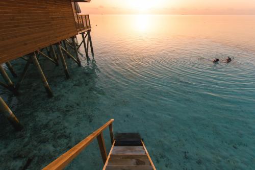 hotel-sea-holiday-building-coast_1